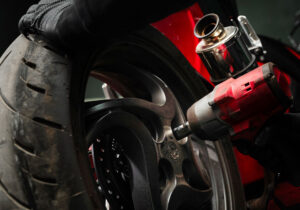 Arbeiten mit Drehmomentschlüssel am Ducati Hinterrad