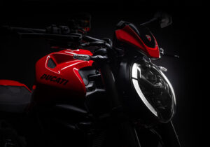 Rote Ducati Frontleuchte und Tank im Detail