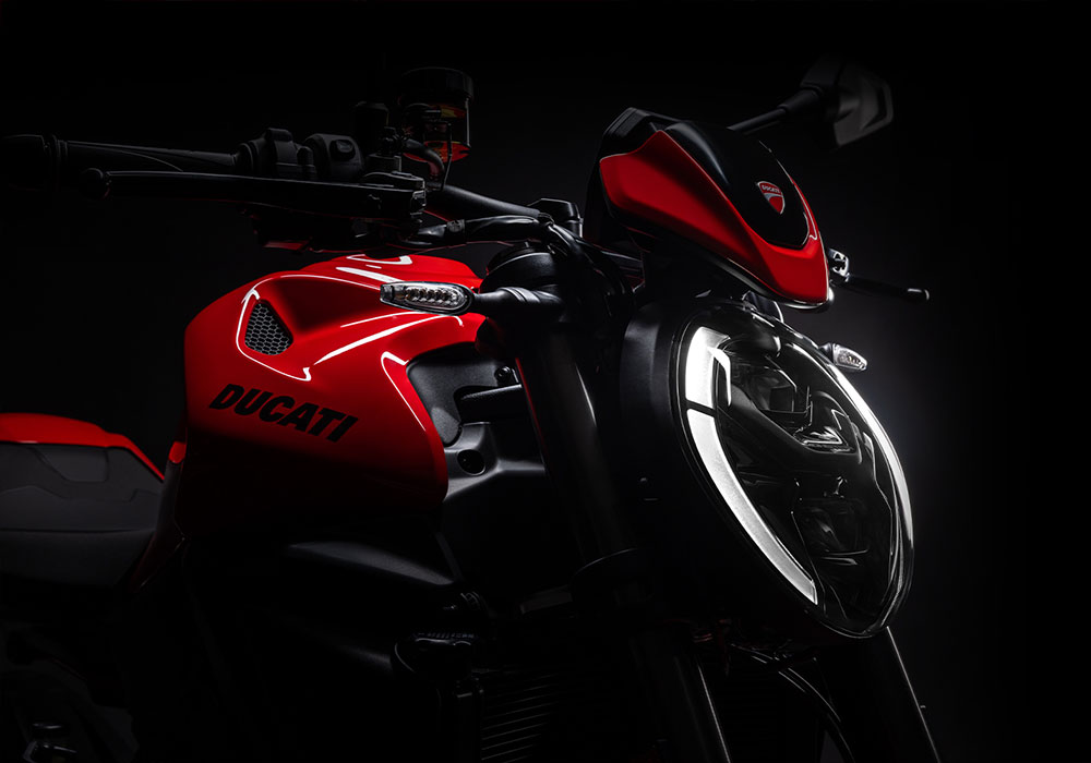 Rote Ducati Frontleuchte und Tank im Detail