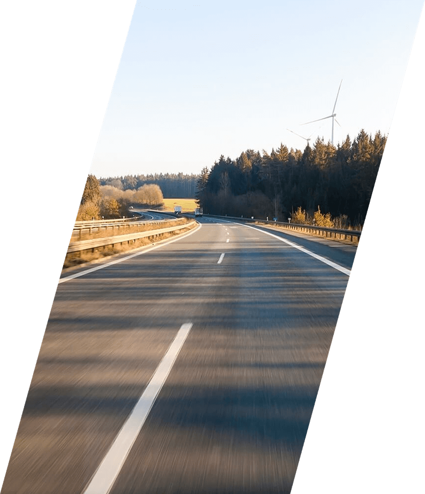 Straße in der Eifel als Symbol für Motorradtouren und Ausfahrten