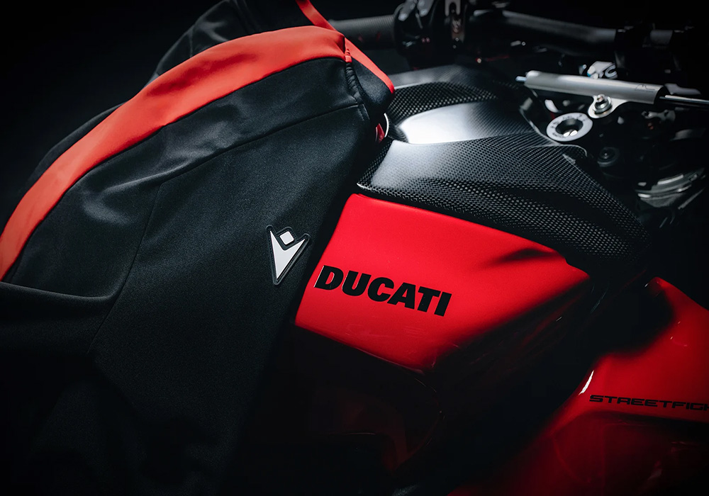 Ducati und Macron Designkooperation an rotem Motorrad