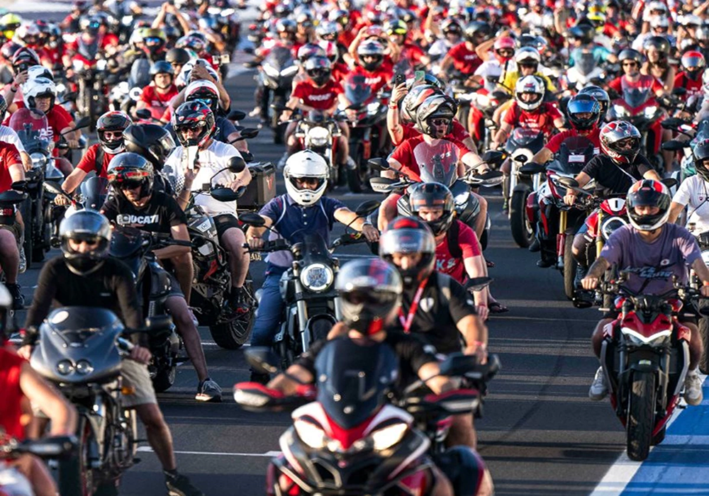 Ducati Motorrad-Community bei einer Ausfahrt