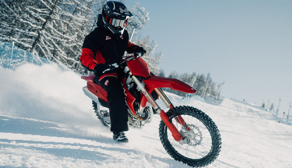 Ducati Offroad-Motorrad im Schnee