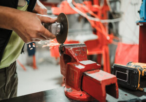 Metallarbeiten bei Motorradinspektion