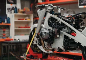 Motorrad auf Hebebühne in Spezialwerkstatt