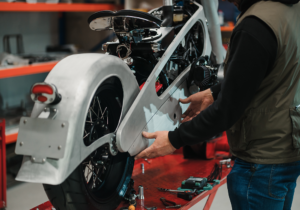 Motorrad auf Hebebühne beim Werkstattservice