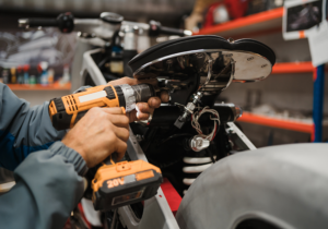 Akkuschrauber bei Arbeiten an einem Motorrad