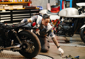 Mechaniker arbeitet an Motorrädern in der Werkstatt
