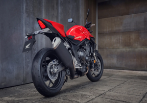 Rotes Motorrad nach Wartung in der Werkstatt