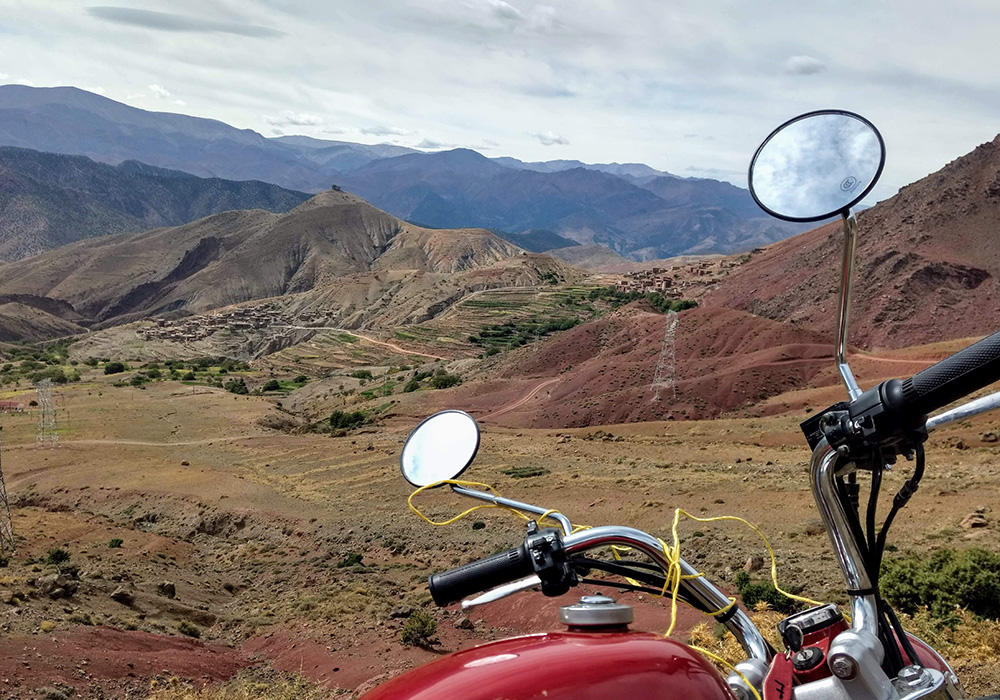 Motorradtour mit Bergpanorama