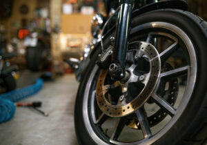 Vorderrad eines Motorrads in der Werkstatt