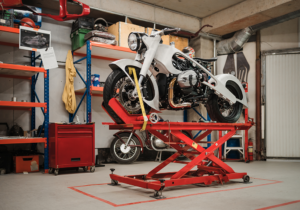 Custom Motorrad auf Hebebühne in Reparaturwerkstatt