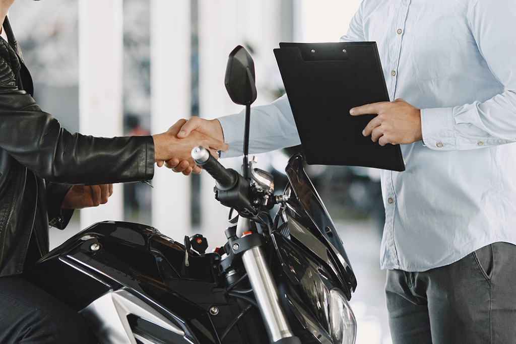 to-buy-2026-01-07-06-02-40-utc-1024x683.png Kunde und Verkäufer besiegeln Motorradkauf per Handschlag