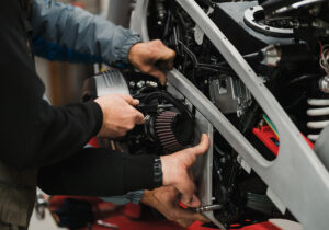 Mechaniker montiert Luftfilter am Motorrad