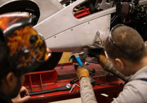Mechaniker arbeitet an Motorradrahmen in der Garage