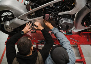 Mechaniker reparieren Motorrad von oben