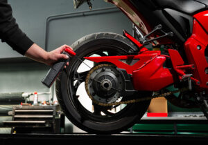 Schmieren der Motorradkette in der Werkstatt